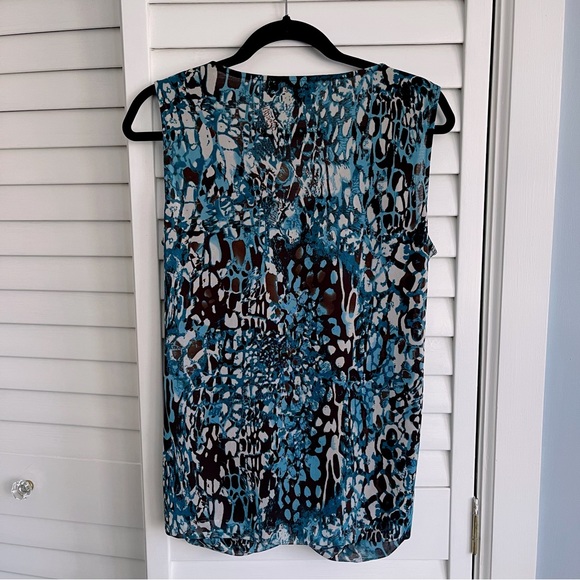 Graphic Print Sleeveless Blouse - Picture 4 of 5